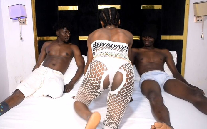 Morty Black: Drobná černá hubená si vezme 2 velké černé péra ve dvou dírách