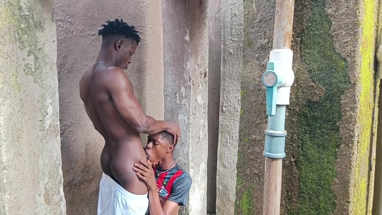 Pa_blo: Figliastro padrone di casa composto all'aperto