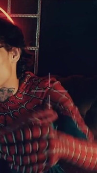 Kostým Spider-Mana. Chlapec pózuje dole. Kretén