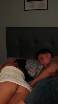 Errore di prenotazione! Condivido il letto con uno sconosciuto in un motel e finiamo per scopare