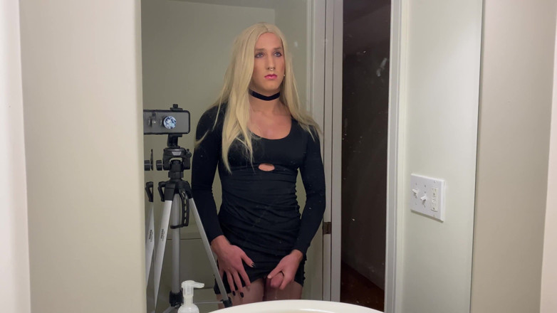 Sissy Bailey Wilde: Travestit sexy este futut de un vibrator cu ejaculare