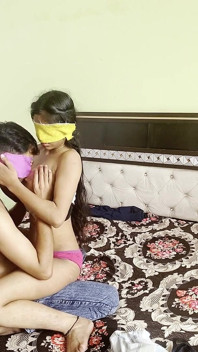 Băiat indian își ridică iubita desi în braț și sex dur și futai dur și futai în poziția capră