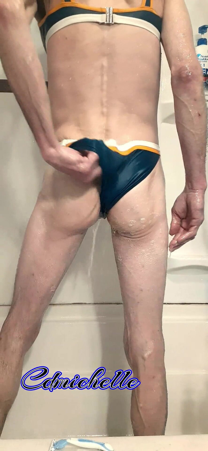 Crossdressers Cd Michelle wearing sexy lingerie: Кроссдрессер Cdmichell у синьому купальнику з двома частинами