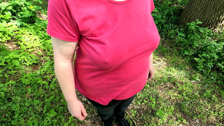 Bouncy Tits Action: Des seins battent au printemps