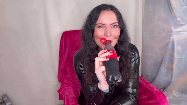 MissFFW: ミス・フッフルはコーラのボトルとげっぷを楽しむ