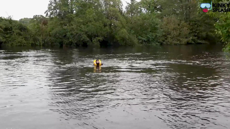 UKCuteGirl: Lifejat &amp; Cosy Wetsuit zachrání Lucy z řeky katastrofu