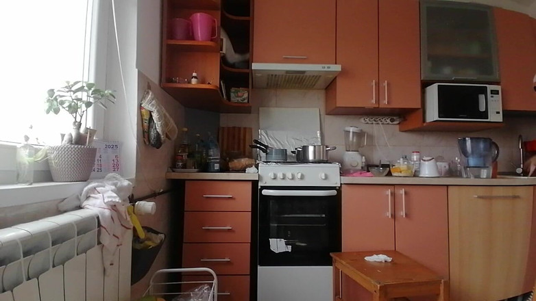 Amateur_MS: Amatör evli kadın mutfakta çıplak yemek hazırlıyor