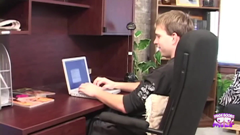 Huge Boobs MILF: Два грязных чувака из колледжа в тройничке с привлекательной милфой