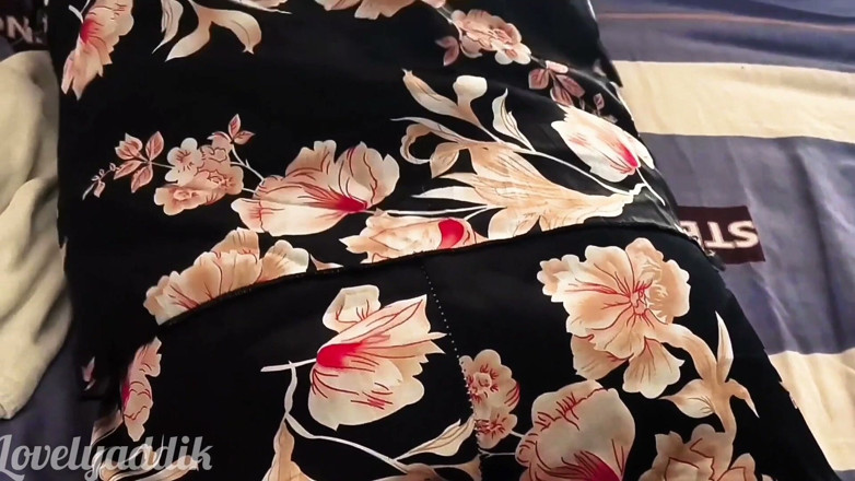 Lovelyaddik: Indiana tia sem calcinha na cama com vestido bonito Desi...