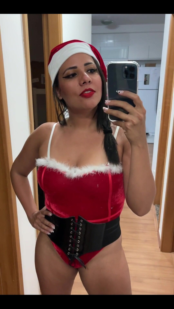 KiffaFeet: 私のようなミズ・クロースがクリスマスプレゼントを持っていることを想像できますか?
