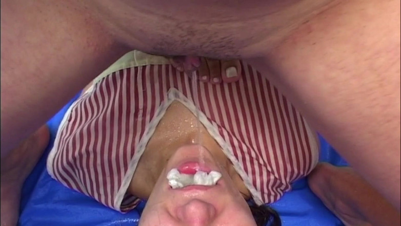 All about pee: Pis drievoudige meisjes liters plas slikken