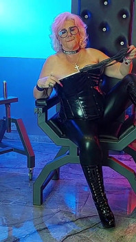 Met latex geklede rijpe Dominatrix scheuren zweep in extatische poses