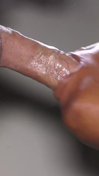 La bocca di ebano fa masturbare un grosso cazzo bianco un enorme carico di sperma