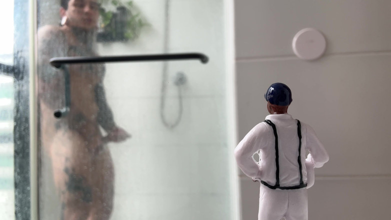 Dyavol: Giant est vu sous la douche par un petit humain...