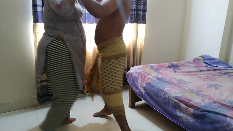 Aria Mia: Tante semok kulit putih 55 tahun berdiri sendirian di sudut kamar...