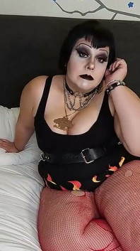 Goth Cum Guzzler โดนรุมเย็ดบึกบึนครั้งแรกของ Guzzler