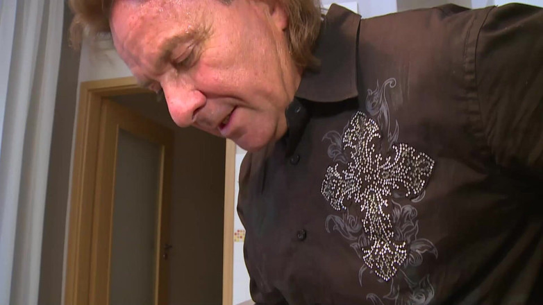 Old & Young: 年轻的金发女郎被老邻居惊喜