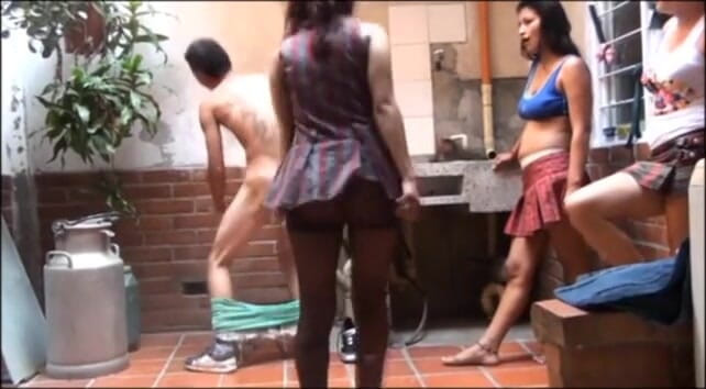 Femdom Austria: 女主人用球踢她的奴隶