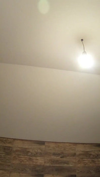 Combinaison en nylon brillant déchiré dans la salle de bain. Nettoyage de sperme, danse coquine et jeu de pipi