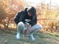 Pissing adventures: Follada anal en trío vintage - dvd