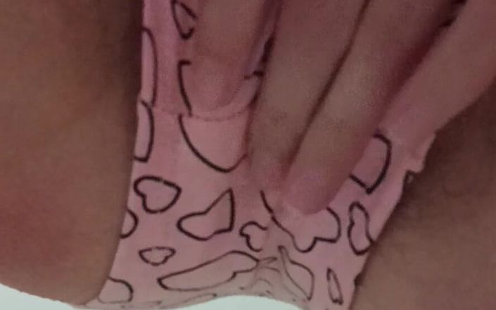 Lesbian-candys: Aku lagi asik masturbasi memek berbuluku di bawah meja di...