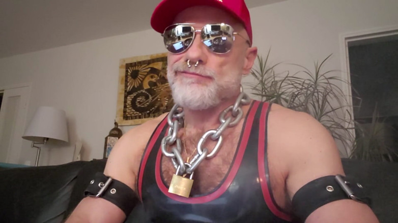 MusclesCigarsFFPig: Latexcigarrrökare på sin soffa