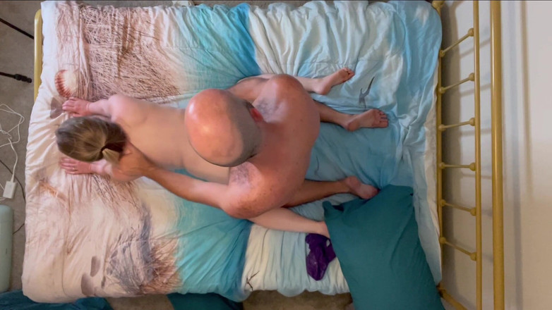 Island Boy Vids: Emma shay和大奶子弹跳到屋顶