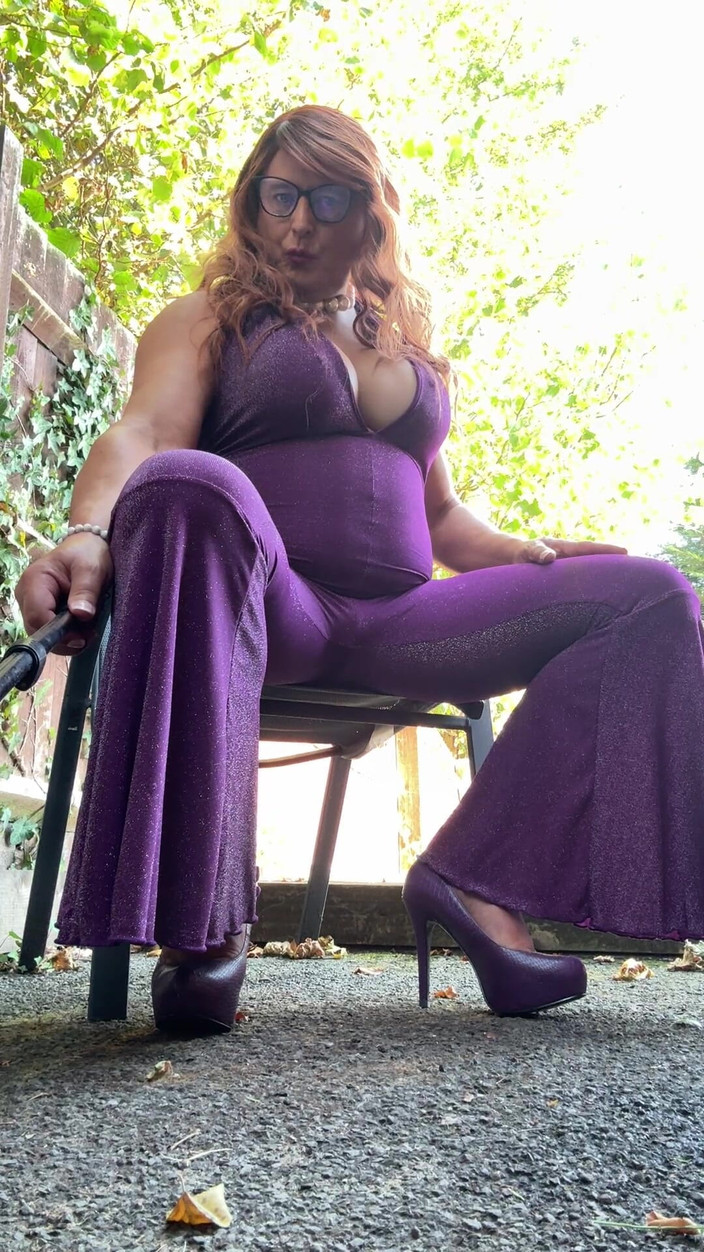 Kellycd2022: La sexy travestita kellycd2022 in tuta viola e tacchi