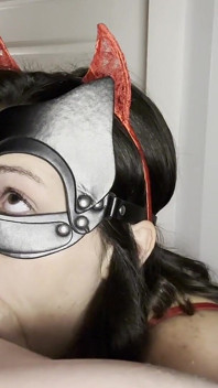 Seksi bir şeytan günahkarı emmeye geliyor ve titreyenin oral dölünü alıyor