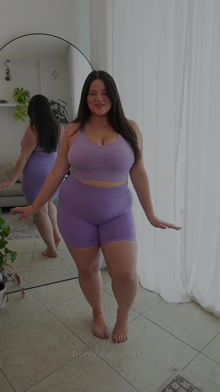 Dani Valentina: Толстушка примеряет изготовку C порцией Dani Valentina