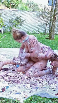 ¡Chicas apretadas se desnudan y desordenadas en la tarta!