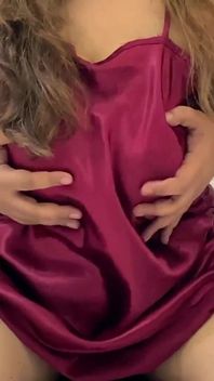 Gak yakin kenapa cowok ini suka banget tampar toket besarku terus terang aku suka banget