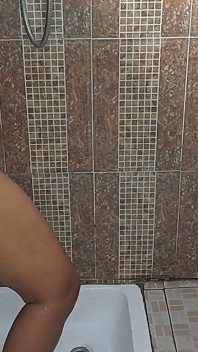 Skutečná masturbace chlupaté kundičky s velkým vaginálním pyskem