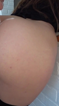 Ho chiamato una prostituta per fare sesso, è venuto il mio compagno di classe!