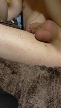 Femboy gillar att sträcka sitt hål när de är ensamma hemma