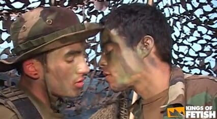 Gay Diaries: Zwei militärs streicheln ihre großen schwänze und essen ladung