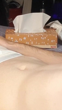 Twink Itali 18 tahun melancap dan menyembur pancutan mani yang besar di seluruh perutnya