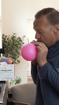 River Lynn ose Rion King se faire taire pendant que son beau-père se promène