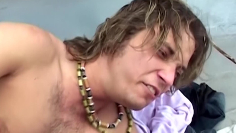 SEXUAL SIN GAY: Prezervatifsiz çatı sahnesi-4 yakışıklı eşcinsel adam çatıda komşusunun götünü seviyor