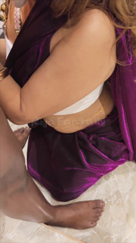 Saree 28 Riya memberikan blowjob batang besar