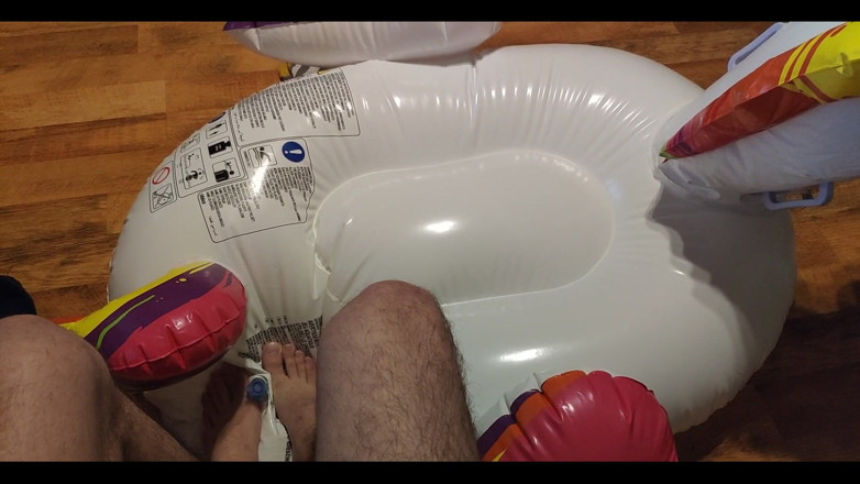 Floatie Boy: ทําให้ยูนิคอร์นเป่าลมของฉันด้วยเท้าของฉัน