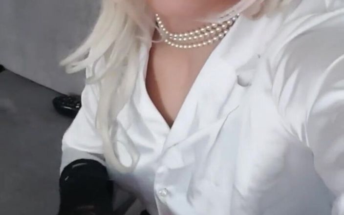 JessicaXD: Możesz czekać w recepcji, jestem pewien, że nie będziesz mieć nic...