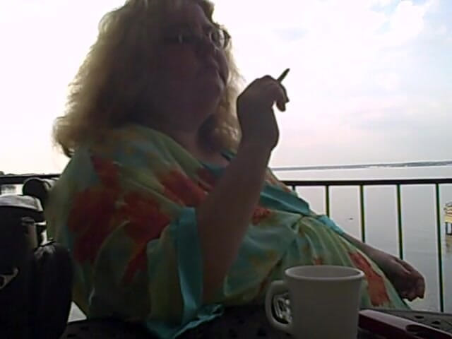 BBW nurse Vicki adventures with friends: Bbw al mattino presto fuma e caffè