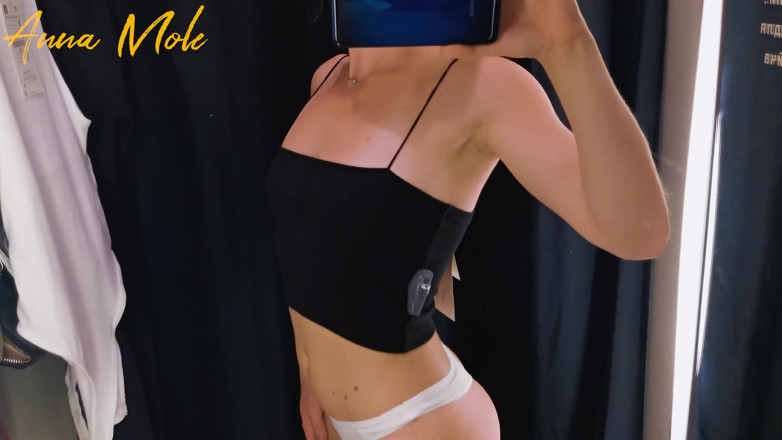 Anna Mole: Dívka s dokonalou postavou v šatně zkouší různé sexy těsné šaty