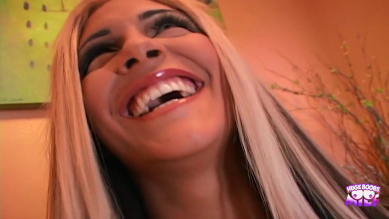 Huge Boobs MILF: Blondine met grote tieten wacht tot haar man neukt en...
