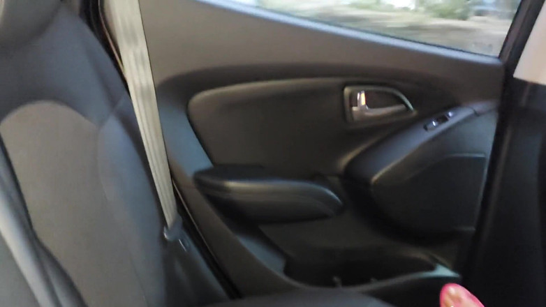 Step Mommy: Donna matura arrapata si masturba sul sedile posteriore di un...