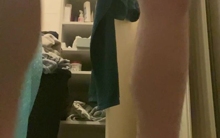 House mate: 男はパンツに小便をし、自分のケツの穴をファックする