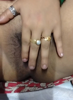 Bongsoniya69: Kakak ipar lagi asik fingering memeknya yang menganga lebar