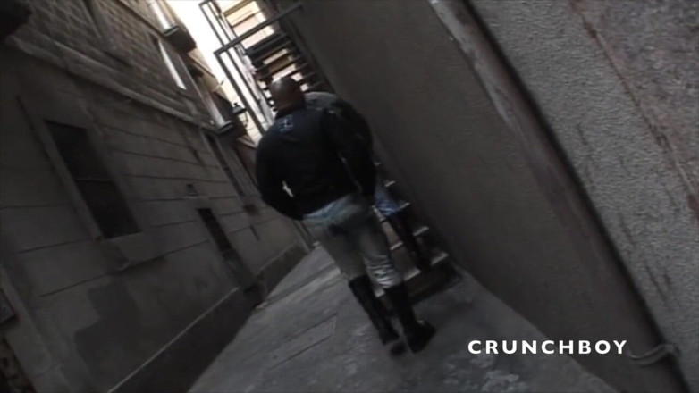 Crunch Boy: Гей використовується домінуючою шкірою хлопців-господарів