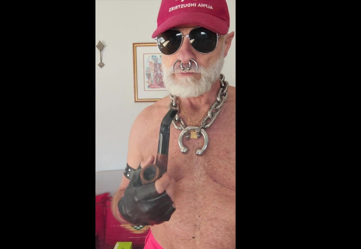 MusclesCigarsFFPig: Отчим курит свою трубку в Hi Viz Gear